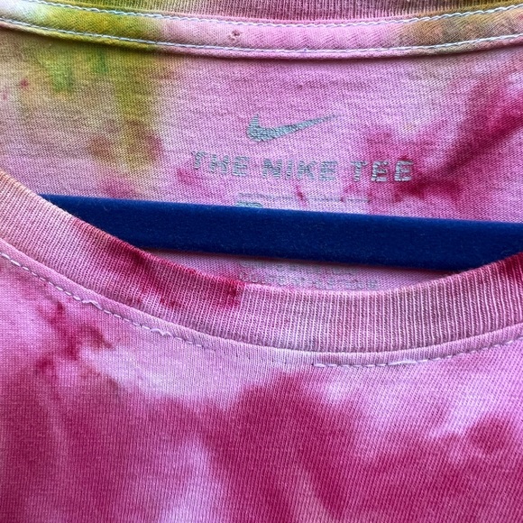 Modern upcycled ice tie dyed nike tee shirt - Picture 5 of 6